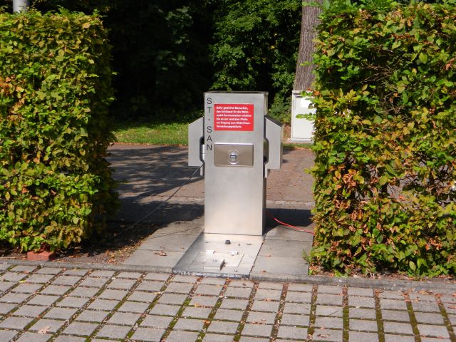 DSCN1880.JPG - Hier die VE-Station vom Stellplatz. Den Schlüssel bekommt man beim Pförtner gegen Kaution.