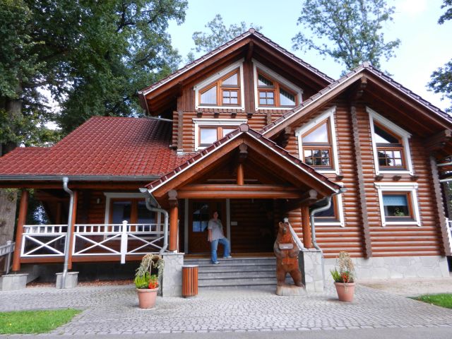 DSCN1975.JPG - Wir schauen uns das Holzhaus genauer an. Ich finde, Biene steht das Haus... :-)