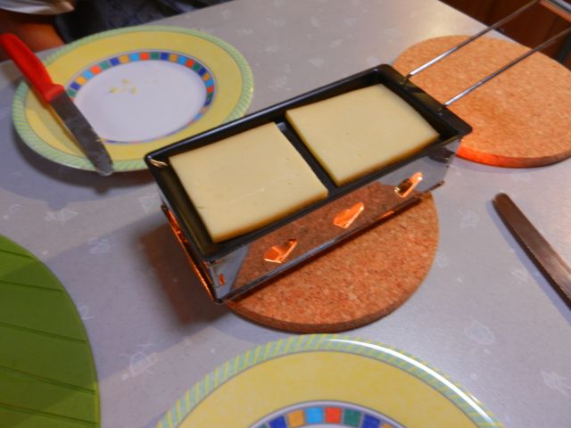 DSCN1992.JPG - Am Abend wird unser "Candle-Light-Raclette" angeworfen...