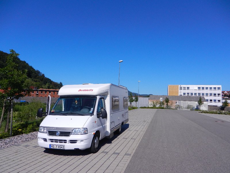 DSCN1506.JPG - Am fühen Nachmittag fahren wir los. Da mein Arzt der Meinung ist, ich solle mal "bewusst wandern", verknüpfen wir das mit einer kleinen Schuhshoppingtour für Biene.Hier machen wir in Annweiler halt, um Brot für's Frühstück zu holen.