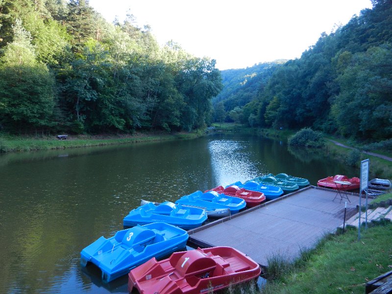 DSCN1543.JPG - Wir geniesen die Ruhe im Biergarten mit Blick auf den Weiher.