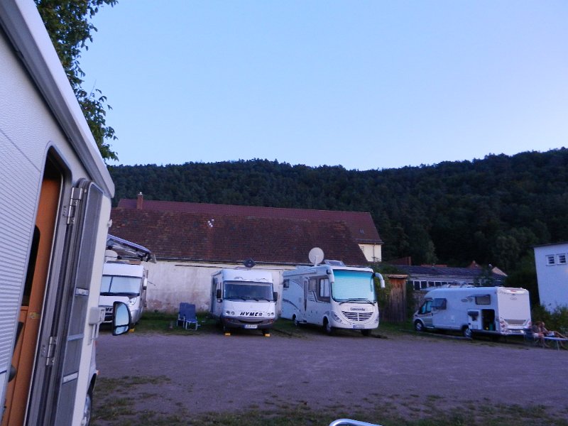 DSCN1557.JPG - Zusammen stehen nun 6 Wohnmobile auf dem Platz. 4 Plätze sind noch frei.