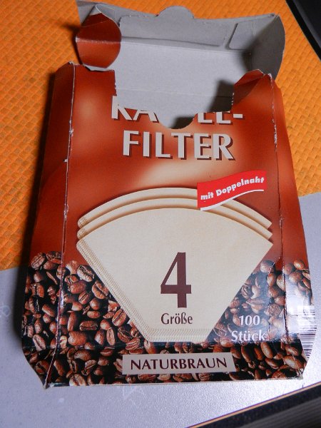 DSCN1563.JPG - Dabei stelle ich fest, daß unsere Filtertüten leer sind. Zum Glück haben wir aber bereits neue dabei. Hmmm.... seit Februar 2009 haben wir also schon 100mal Kaffee im Dixi gekocht. Nur mal so zur Statistik... ;-)