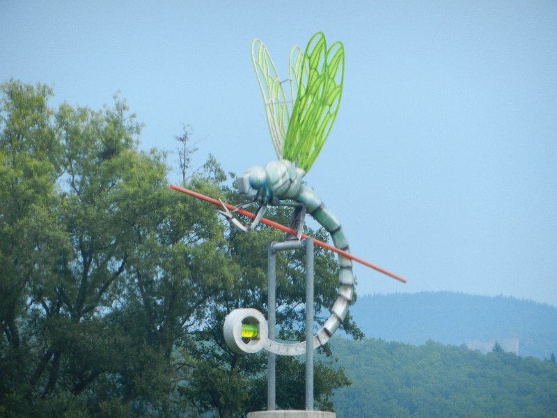 DSCN1573.JPG - Mittlerweile sind wir auf dem Heimweg... Hier die Libelle auf einem Kreisel in Annweiler.