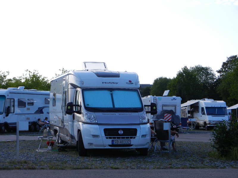 DSCN1588.JPG - Der Platz ist gut besucht, es ist noch nicht einmal Wochenende. Klar, hier sind viele Renter und Bandscheibengeplagte *stöhn* die unter der Woche viel Zeit haben. Ich denke, daß am Wochende der Platz bestimmt komplett überfüllt ist.