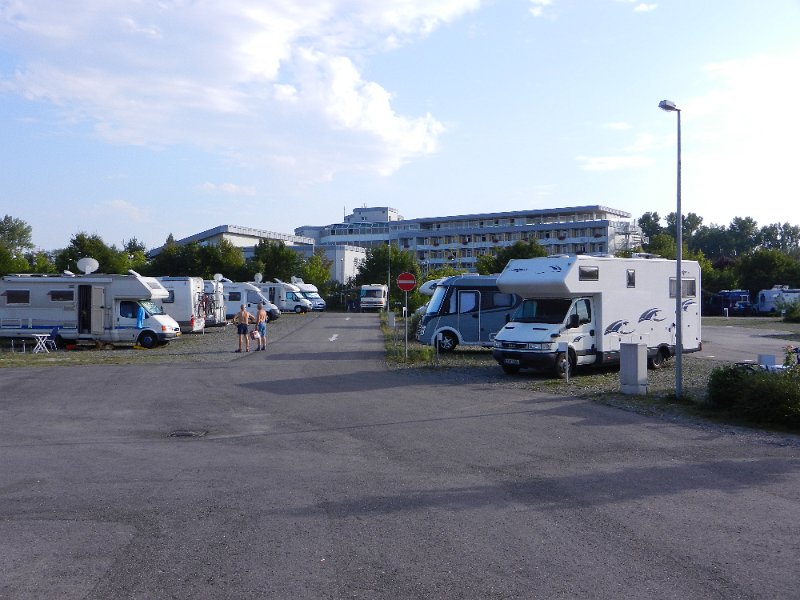 DSCN1594.JPG - Der Platz liegt direkt am Thermarium. Im Hintergrund ist die Celenus-Klinik zu sehen.