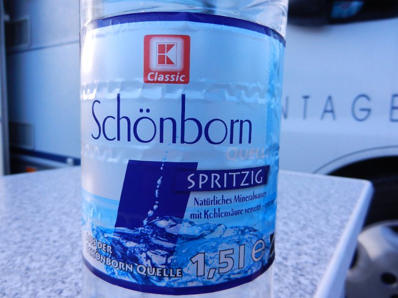 DSCN1605.JPG - Zufällig haben wir Schönborn-Quelle-Mineralwasser dabei. Ob die das hier im Thermarium einfach aus dem Becken umfüllen?!?!? :-)