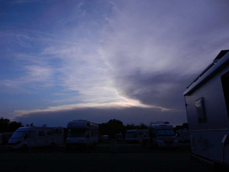 DSCN1608.JPG - Dunkle Wolken ziehen auf... oder wird es Nacht??? Es ist kurz vor 20:00 Uhr...