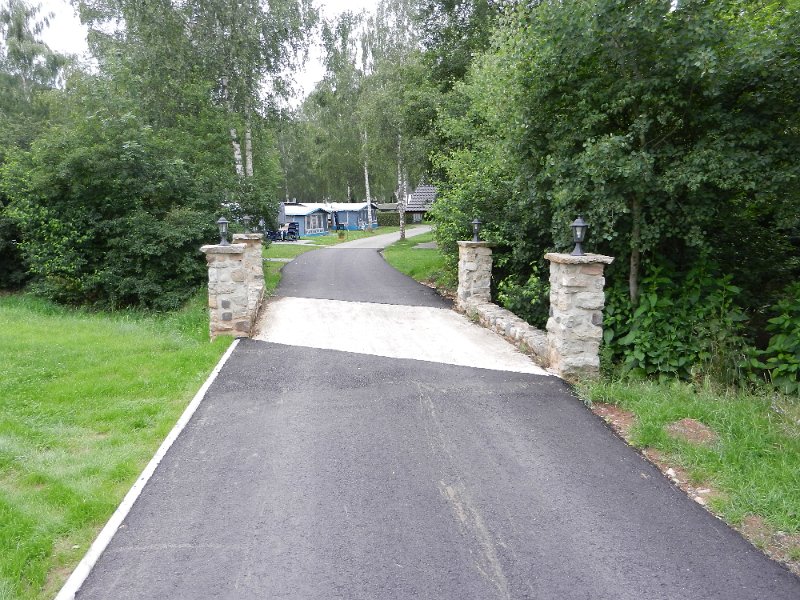 DSCN1328.JPG - Diese "Brücke" grenzt die Dauer- von den Touristencampern ab.