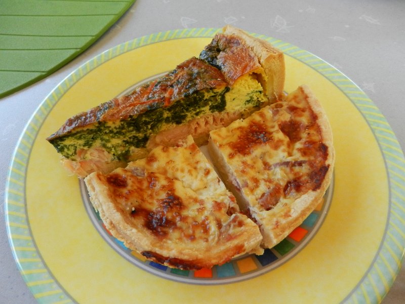 DSCN1391.JPG - In Luxemburg haben wir uns Quiche-Lorraine geholt. Die mit Lachs und Spinat war sehr lecker...