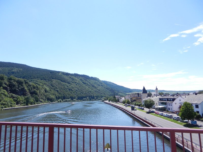 DSCN1412.JPG - ...über die Mosel den steilen Berg hinauf um anschliesend auf die Autobahn nach Hause zu fahren.