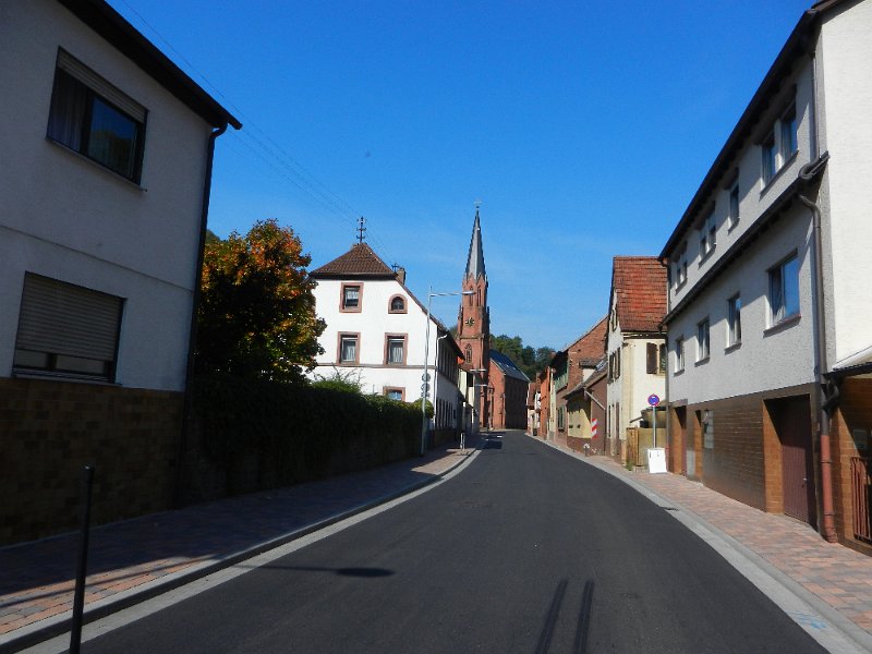 DSCN2110.JPG - Weidenthal. Das zweite Haus auf der linken Seite ist der Kindergarten den ich damals besuchte.