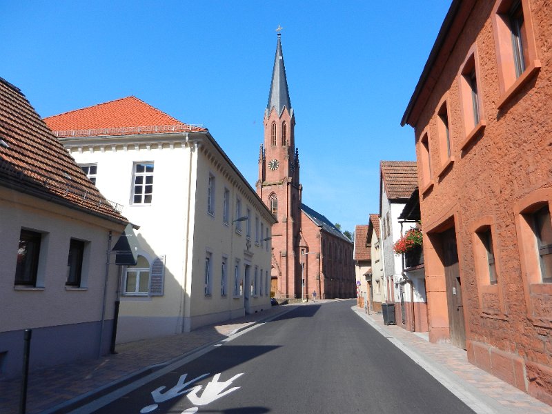 DSCN2111.JPG - Links nun das Rathaus, danach die kat. Kirche in diese ich vom Pfarrer an den Ohren gezogen wurde... ;-)Hat übrigens nichts gebracht,ich bin aus der Kirche ausgetreten!