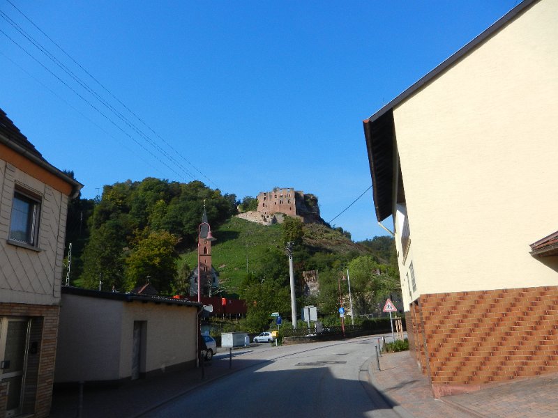 DSCN2113.JPG - Die Burgruine Frankenstein, darunter der Schlossbergtunnel...