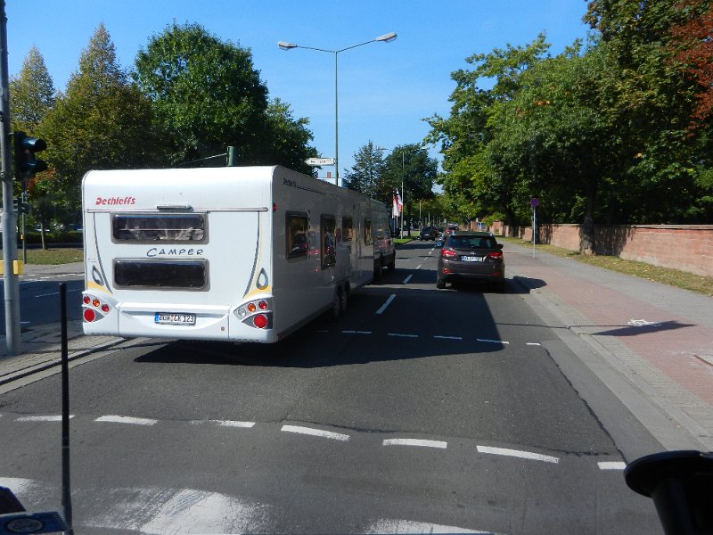 DSCN2117.JPG - In Kaiserslautern überholt mich eine Monstrum von Wohnwagen.