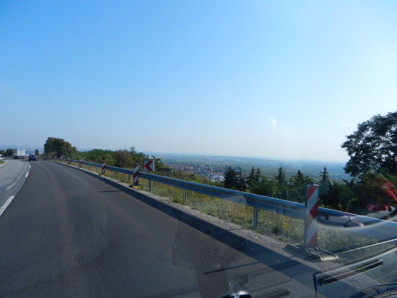 DSCN2142.JPG - Kurz vor Grünstadt lasse ich "die Berge" hinter mir und schaue auf die Rheinebene.