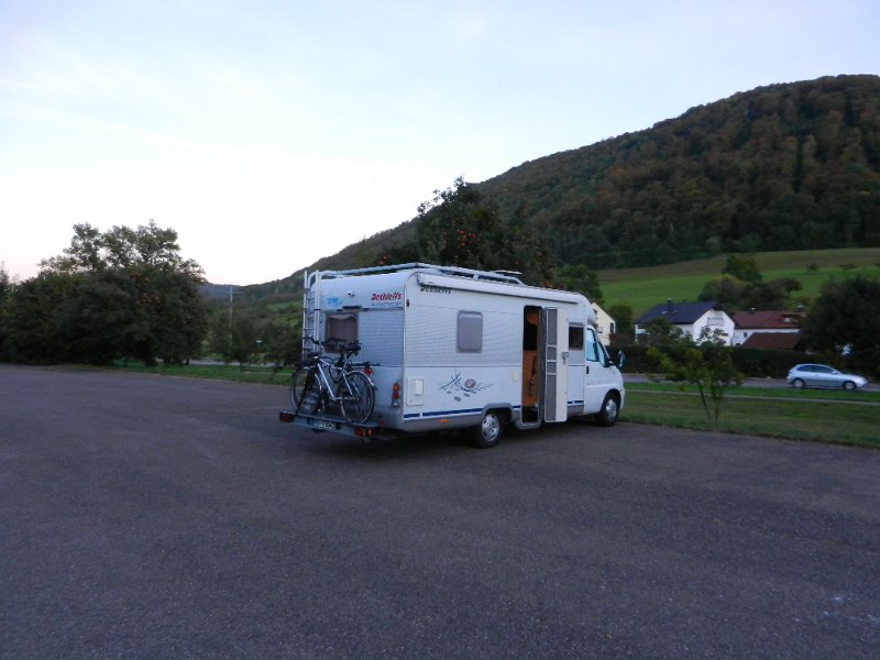 DSCN2194.JPG - *UFF* Geschafft...In Bad Ditzenbach wollen wir die erste Nacht auf dem Stellplatz an der Vinzenz-Therme verbringen...Laut Bordatlas und Internet ist der Platz direkt an der Therme, dort angekommen finden wir... NICHTS! Ein paar hundert Meter weiter am Bauhof ist nun der SP ausgeschildert...