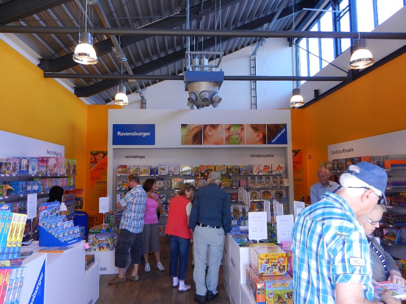 DSCN2216.JPG - ...und weiter geht's mit shopping... Hier sind wir im Ravensburger-Laden und schlagen auch zu...