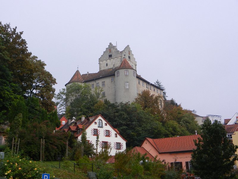 DSCN2256.JPG - Wir wollen heute Abend in die Meersburg-Therme und rollen dafür mit den Fahrrädern hinunter zum See. Hier im Bild die Meersburg.