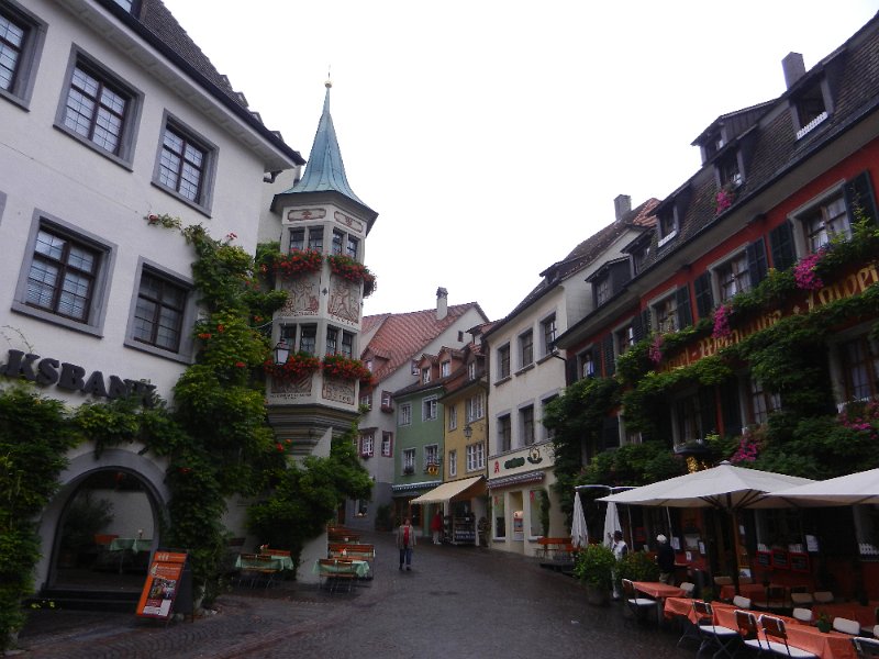 DSCN2294.JPG - So, nach einer ruhigen Nacht geht's weiter im Programm... Heute wollen wir mit dem Fahrrad in die Schweiz radeln.Hierzu rasen wir wieder den Berg runter in die Altstadt von Meersburg.