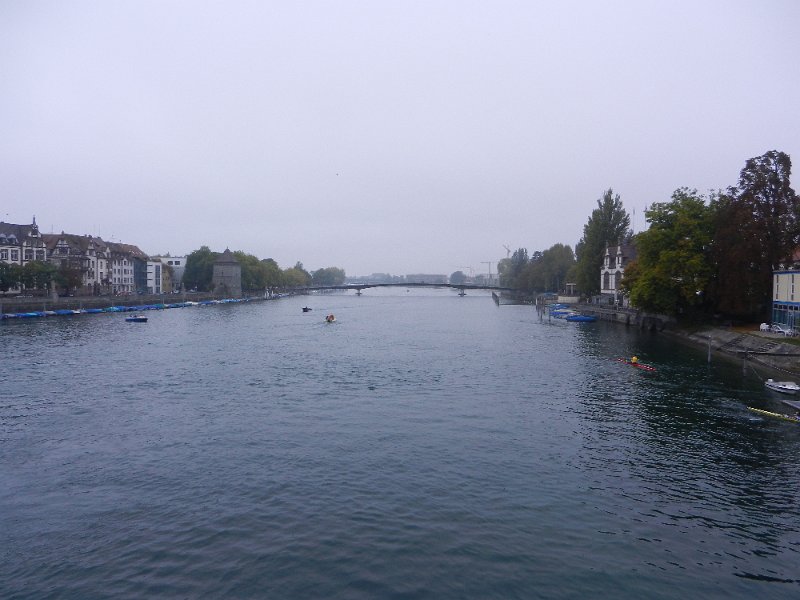 DSCN2322.JPG - Wir radeln über einen Berg immer den Radweg-Schildern in Richtung Konstanz/City nach und befinden uns nun über dem Rhein.