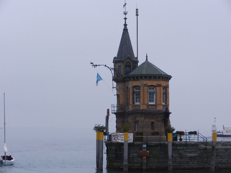 DSCN2372.JPG - Der Leuchturm an der Hafeneinfahrt, gegenüber der Imperia.