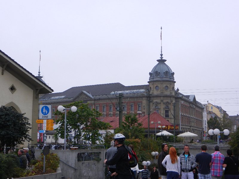 DSCN2375.JPG - Dieses prozige Gebäude beherbergt die Sparkasse.