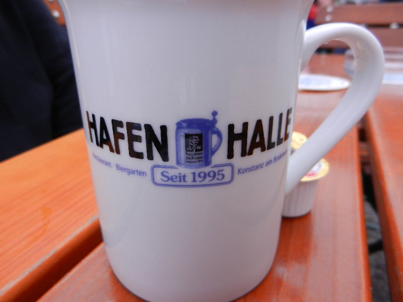 DSCN2386.JPG - Wir lassen uns im Biergarten der Hafenhalle nieder und trinken (Schei..wetter) einen Milchkaffee und einen Cappuccino.