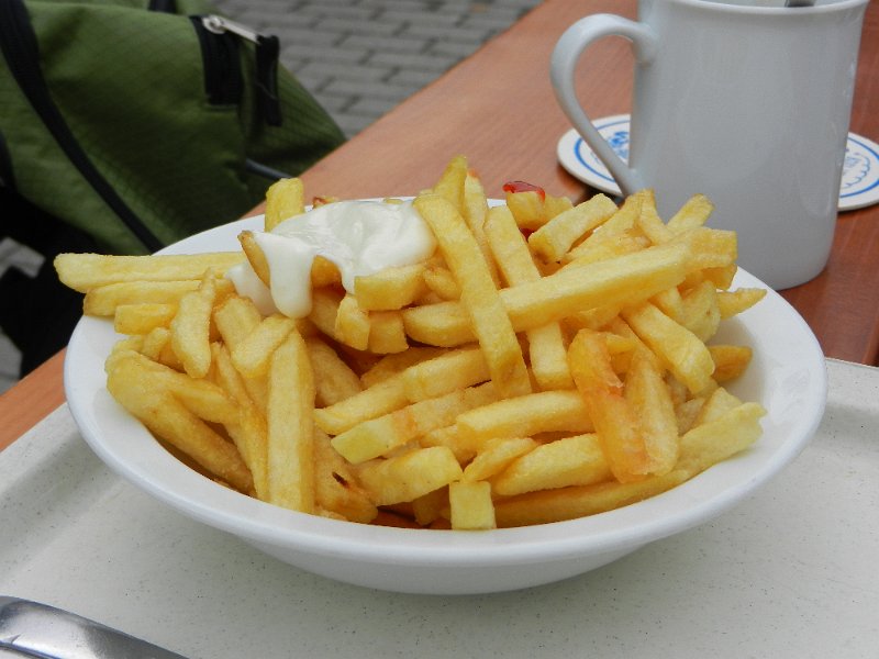 DSCN2391.JPG - ...und ein Berg Pommes dazu. Ein Bierchen geht dann doch noch... :-)