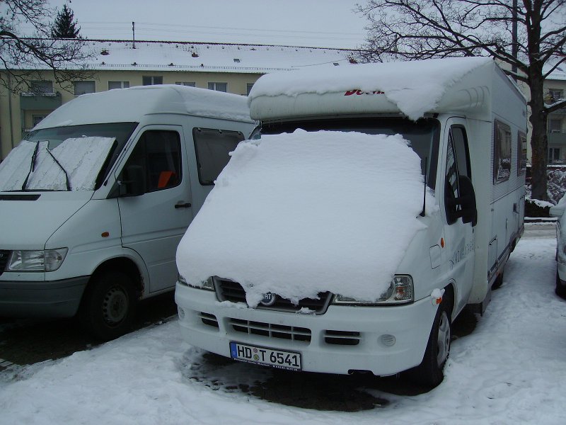 IMGP0001.JPG - Bevor wir losfahren, muss das Dixi erst von Schnee und Eis befreit werden.