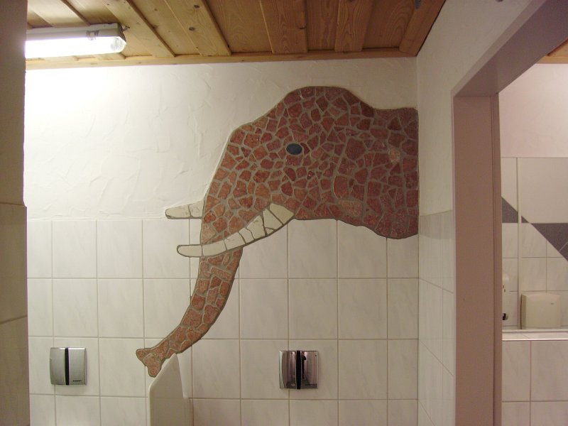 IMGP0009.JPG - In der Toilette unter der Rezeption / neben dem Hallenbad....warum hat der Elefant einen sooo langen Rüssel???