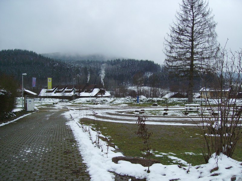 IMGP0027.JPG - Der Stellplatz gegenüber vom Campingplatz (16€ pro Nacht, VE vorhanden, Stromsäulen)