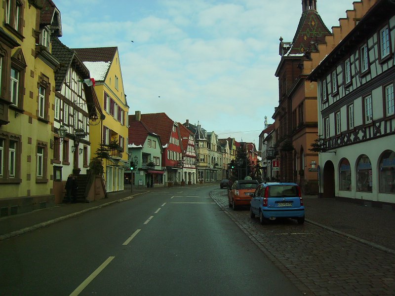 IMGP0053.JPG - Früh am Sonntag müssen wir leider wieder den Heimweg antreten weil wir am  Montag wieder schufften müssen... Wir fahren über die B500 (Schwarzwaldhochstrasse) zurück. Hier im Bild fahren wir duch Zell am Harmersbach.