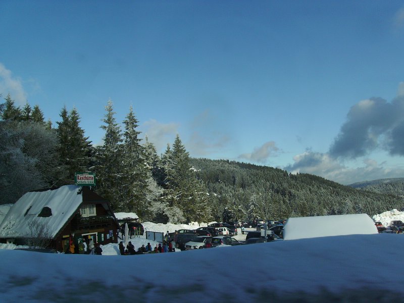 IMGP0127.JPG - An den Skiliften ist die Hölle los... Die Leute rennen hier wie bekloppt auf der Straße rum?!?