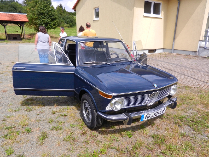 DSCN0619.JPG - Plötzlich kommt auch das frischvermählte Ehepaar mit einem alten Bmw 2002tii um die Ecke geflitzt...