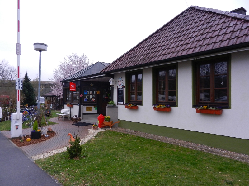 DSCN6180.JPG - Die Anmeldung mit einem kleinen Markt und rechts angrenzend das Restaurant.