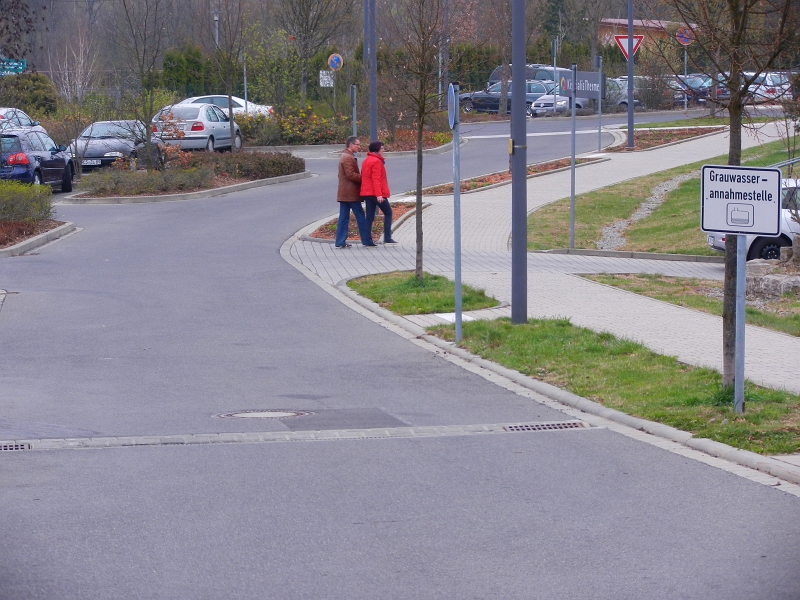 DSCN6265.JPG - ...da ist einfach nur ein Ablauf quer über die Zufahrt! Wenn da also einer entsorgt blockiert er die Straße?!?