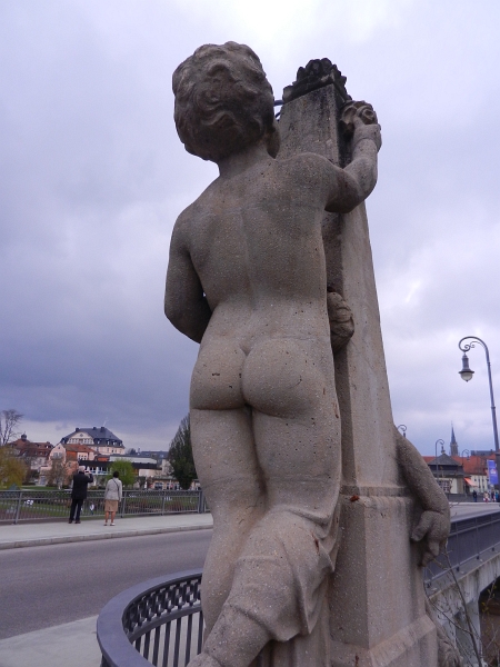 DSCN6285.JPG - An der Ludwigsbrücke wird mir ein nackter Bobbes zugestreckt!