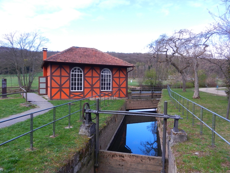 DSCN6301.JPG - Daneben steht das Pumpenhaus.