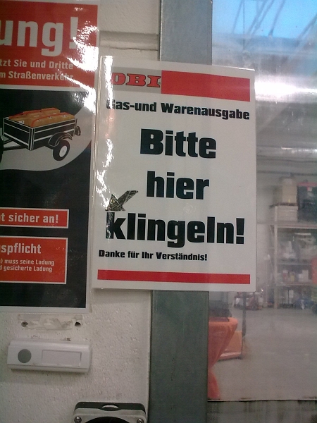 Bild0956.jpg - Heute ist Donnerstag, kurz vor 16:00 Uhr. Wir wollen an diesem Wochenende nach Erfurt und mit ein paar guten Freunden den Weihnachtsmarkt besuchen. Es sind -12°C angekündigt und so will ich das Dixi vorheizen. Dabei macht die Heizung "wusch" und geht aus?!?!? Nach einiger Zeit stelle ich fest... GAS LEER!!! Ohje, wie peinlich... Kurz vor der Abfahrt also noch schnell in den Obi um eine neue Gasflasche zu besorgen. Jetzt kann's losgehen. Kurz nach 17 Uhr düsen wir dann endlich los!