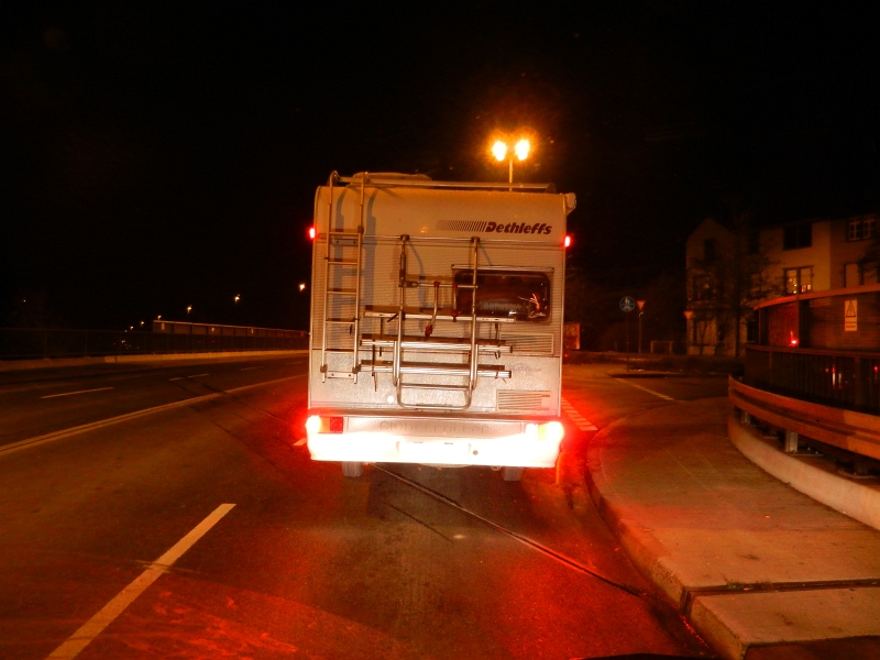 DSCN3558.JPG - Hier im Bild sind die "Maurer" ;-) zu sehen, auf die wir irgendwo auf der A81 gestossen sind.Achja, das Bild entstand um 21 Uhr in Würzburg.