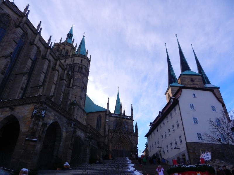 DSCN3597.JPG - Links der Dom, rechts die Serverikirche.