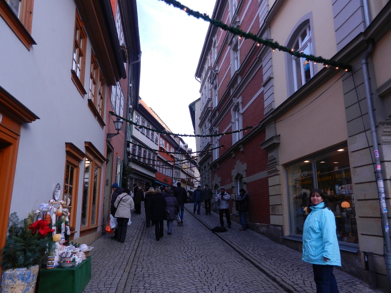 DSCN3608.JPG - Die Krämerbrücke zählt zu den bekanntesten Wahrzeichen der Stadt. Es handelt sich hierbei um eine Steinbrücke, die mit Fachwerkhäusern bebaut ist. Heute befinden sich in den 32 Häusern meist Läden für Kunsthandwerk und Antiquitäten.