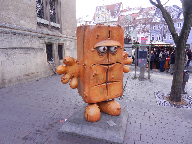 DSCN3637.JPG - Wieder in der Stadt... Bernd das Brot steht hier??? Hier in Erfurt befindet sich das Landesfunkhaus Thüringen. Dort sitzt u.a. der KiKA zusammen mit dem MDR.