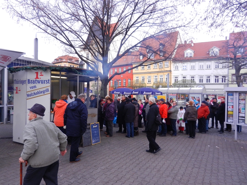 DSCN3642.JPG - Wie damals zu DDR-Zeiten, schlangestehen am Bratwurststand.