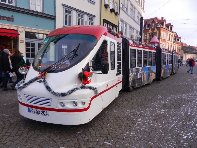 DSCN3648.JPG - Mit diesem Gefährt sind wir ca. 45 Minuten kreuz und quer durch die Stadt getuckert...Naja, wir sind nun alle soooooo müde... Wahrscheinlich wegen der vielen Eindrücke... Ne, im Ernst, die Tour war nicht der "Börner"!