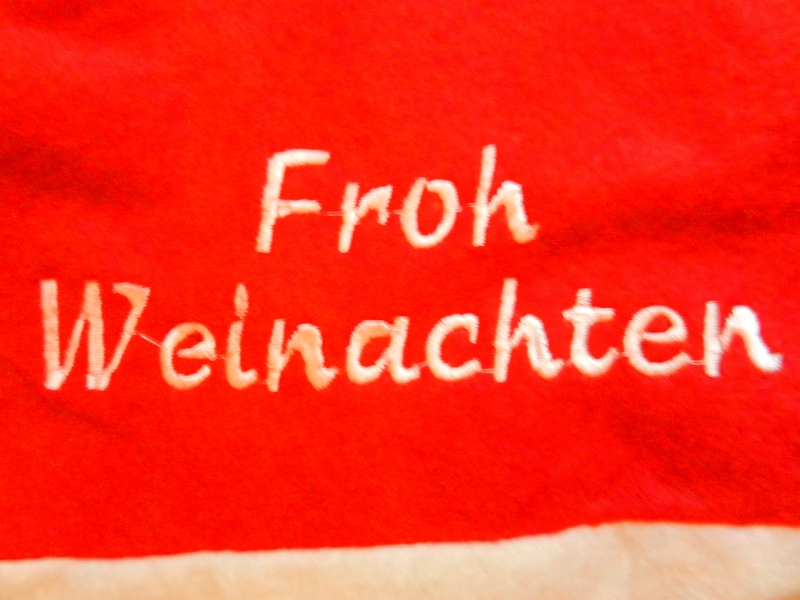 DSCN3670.JPG - ...hätten wir doch mal geschaut, warum diese nur einen Euro kosten!!! Die thailändische Verkäuferin hat sehr gelächelt beim bezahlen... Jetzt wissen wir warum!!!FROH WEINACHTEN mit Blinklichtern wie an einer Baustelle...Naja, die Mützen passen perfekt zu uns... *hahaha*