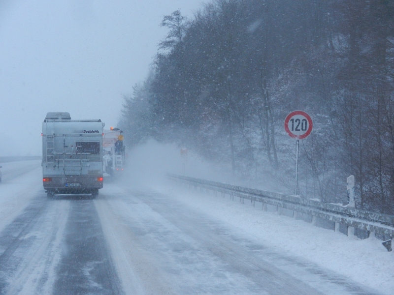 DSCN3719.JPG - Was'n das??? Wieso schieben die Schnee von der Standspur!?!? Macht die Fahrbahn sauber!!!