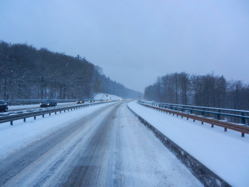 DSCN3759.JPG - So hatten wir freie Fahrt! :-)Wenn auch nur mit ca. 20 km/h...Zum Glück sind Inge und Rolf besser durchgekommen und konnten mir Informationen über den Zustand der Strassen vor uns mitteilen! DANKE an Schneeräumer-Rolf! ;-)