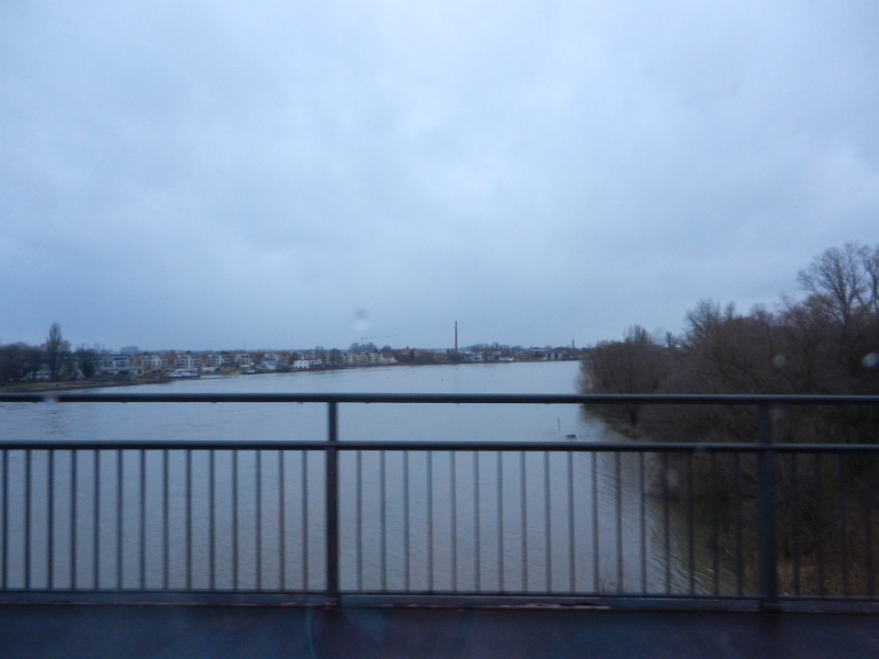 DSCN4795.JPG - Beim überqueren des Rhein's bei Speyer fällt uns das Hochwasser in's Auge.